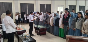 Kadis Disdikbud Sultra, Prof. Aris Badara saat melantik pengurus FKO SMA/SMK se Kota Kendari Periode 2025-2026