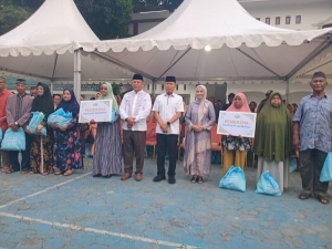 Gubernur Sultra, Andi Sumangerukka didampingi Wali Kota dan Wawali Baubau foto bersama penerima bantuan