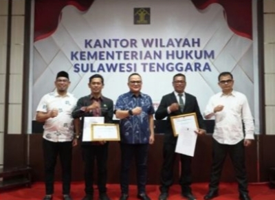 Kakanwil Kemnkum Sultra, Topan Sapuan (tengah) bersama Lurah Bone-Bone Ramadan  (kedua dari kiri), Lurah Sulaa, Yusri (Kedua dari kanan) dan pejabat Kemnkum Sultra  Foto ist