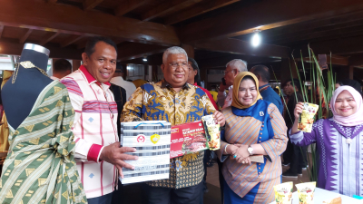 Gubernur Sultra H Ali Mazi, SH saat berkunjung di Tand Pameran produk Unggulan Kota Baubau di TMII Jumat (2/12) Foto : Bardin