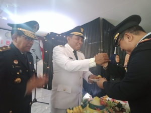 Kepala Kantor imigrasi Kelas II non TPI Baubau, Teguh Santoso saat menyerahkan tumpeng kepada Wali Kota Baubau, La Ode Ahmad Monianse saat acara HBI ke-73