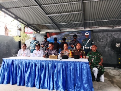 Dan Lanal Kendari Sultra, Kolonel Laut (P) Dedi Wardana, S.T., M. Tr.Hanla saat memimpin perss rilis penangkapan pemancing menggunakan bahan peledak wikayah hukum Lanal Kendari, POS AL Baubau