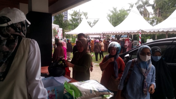 Warga Kota Kendari saat menyerbu pasar murah yang di gelar Dinas Perindag Sultra
