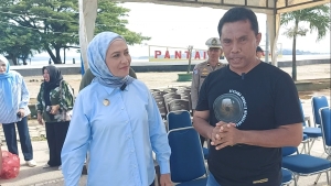 Wakil Wali Kota Baubau Wa Ode Hamsinah Bolu saat momen pelepasan Bus Wisata Gratis di Pantai Kamali 