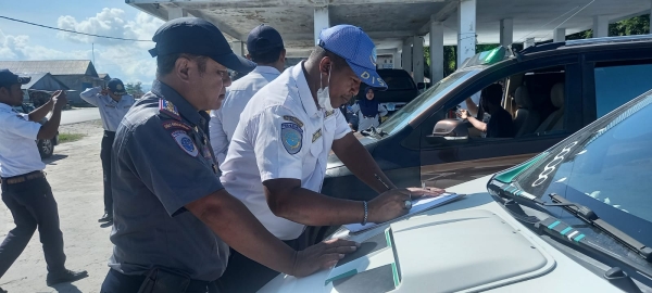 Dishub Buteng saat melalukan Ram Check kendaraan angkutan umum di Terminal Wamengkoli