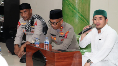 Plh Kapolres Baubau AKBP Suharman Sanusi, SIK saat menghadiri Peringatan Maulid Nabi Muhammad SAW 1444 H di Masjid  Hasanah Al Bahari Senin (7/11) didampingi Wakapolres Baubau Kompol Bahtiar, S.Sos