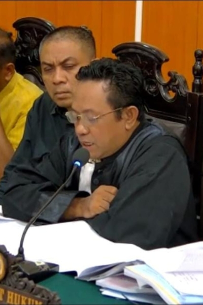 H La Ode Arusani didampingi Kuasa Hukumnya Bosman saat di persidangan   Foto Ist