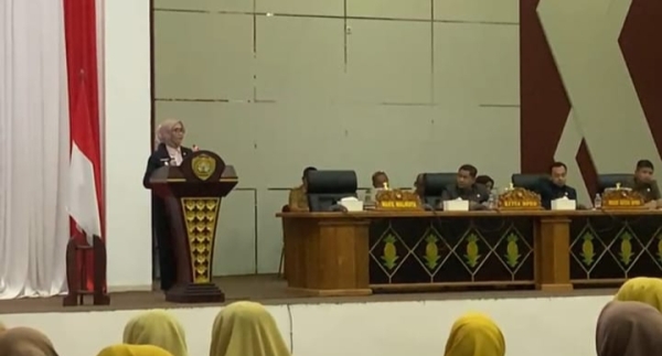 Wakil Wali Kota Baubau Ir Wa Ode Hamsinah Bolu, M.Sc saat membacakan penjelasan Wali Kota terhadap Ranperda tentang pertanggungjawaban pelaksanaan APBD TA 2024