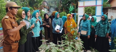 Ketua TP PKK Kota Baubau Ny. Hj Sitti Aryati Yusran saat penilaian Lomba di Kedai Malapeaka Kelurahan Bone-Bone