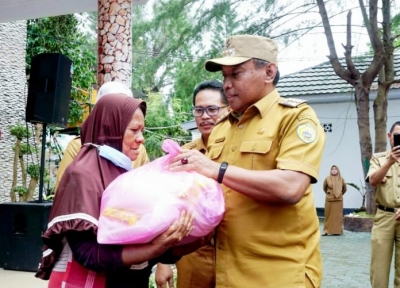 Walikota Baubau, La Od Ahmad Monianse saat mnyerahkan bantuan kpada salah seorang warga 