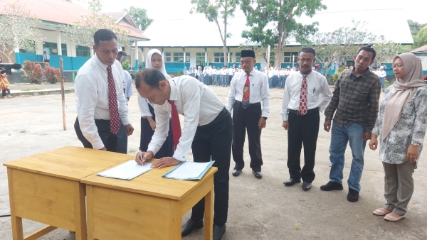 Kepala SMAN 3 Baubau La Ode Mustafa bersama para orang tua siswa baru pada acara penyerahan siswa kepada pihak sekolah Rabu (12/7/2023)