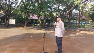 Iptu La Ode Wahid, Saat menjadi Pembina Upacara di SMAN 3 Baubau Senin (24/2/2025)