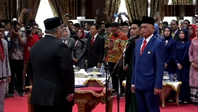 Gubernur Sultra H Ali Mazi, SH saat melantik Drs Asrun Lio, M,Hum, PhD sebagai Sekda Provinsi Sultra di Kendari Rabu (11/1/2023)