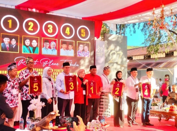 Pasangan Calon Walikota dan Wakil Walikota Baubau menunjukan nomor urut di pilkada tahun 2024