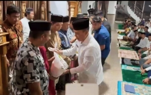 Gubernur Sultra, Andi Sumangerukka saat memeberikan bantuan paket beras kepada warga kurang mampu di Kabupaten Kolaka Utara Foto  Ist