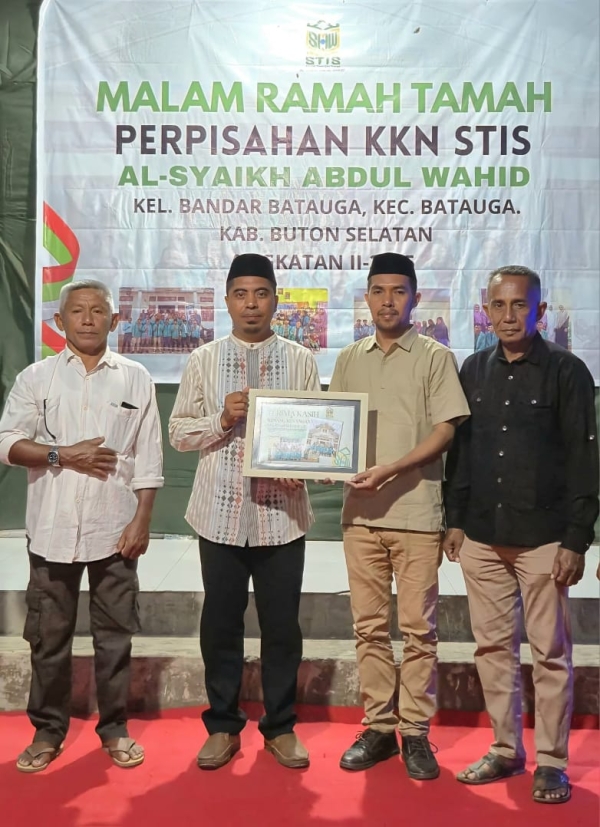 Lurah Bandar Batauga, La Ode Halilu Mu&#039;minin menyerahkan cendera mata penghargaan kepada Ketua STIS Al-Syaikh Abdul Wahid Baubau, Dr. Falah Sabirin saat acara malam ramah tamah perpisahan mahasiswa KKN di halaman Kantor Kelurahan Bandar Batauga, Rabu (24/9/2025) malam.