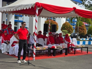 Kadis Dikbud Sultra, Prof. Aris Badara, S.Pd, saat membuka pekan olahraga 