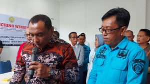 Wali Kota Baubau La Ode Ahmad Monianse saat Launching Website Milik Dinas Dukcapil Baubau Sabtu (31/12)