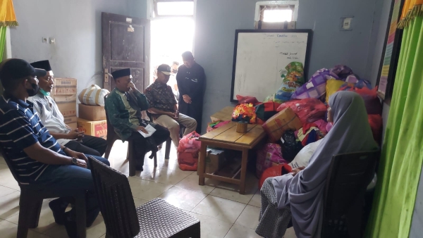 Keluarga SMAN 3 Baubau berkunjung ke Panti Asuhan Madin Al Ikhlas menyuerahkan bantuan pasca kebalaran