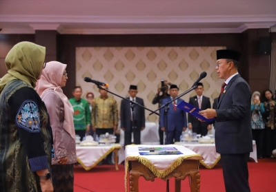 Gubernur Sultra, Andi Sumangerukka saat melantik Bunda PAUD dan Bunda Literasi