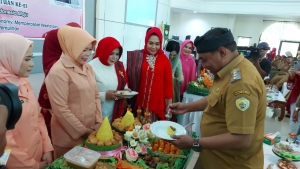 Wali Kota Baubau La Ode Ahmad Monianse memotong Tumpeng di Momen Peringatan Hari Ibu ke-94 dan HUT DWP ke-23 Tingkat Kota Baubau di Aula Palagimata Selasa (27/12)