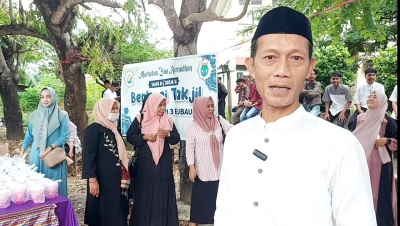 Kepala SMAN 3 Baubau La Ode Mustafa, S.Pd saat kegiatan Berbagi Takjil Bersama Keluarga Besar SMAN 3 Baubau