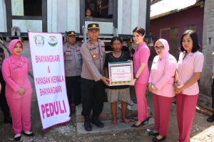 Untuk kesekian lainya, Polres Baubau Menyerahkan Bantuan Kemanusiaan kepada Ratusan keluarga kurang mampu