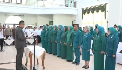 Pj Wali Kota Baubau Dr Muh Rasman Manafi Saat melantik Pengurus TP PKK Sisa Masa Bakti 2023 - 2025 di Aula Kantor Wali Kota Baubau Rabu (22/11/2023) foto : Bardin