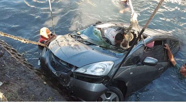 Mobil Minibus yang Jatuh Ke kali Baubau saat dievakuasi Sabtu (14/1/2023)