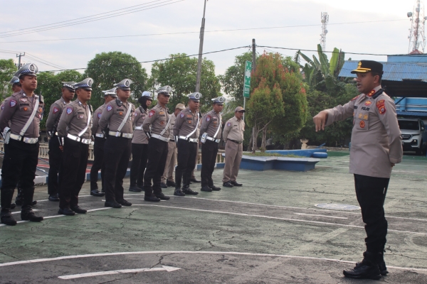 Kapolres Baubau, AKBP Mayestika Hidayat, S.I.K., M.H., saat memberikan arahan kepada anggotanya Satlantas Polres Baubau