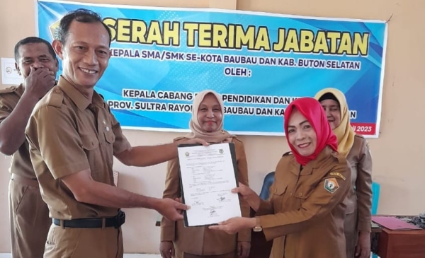 Serah Terima Jabatan Kepala SMAN Baubau dari Sitti Yuliana, S.Pd, M.Pd kepada La Ode Mustafa, S.Pd di Kantor KCD Dikbud Sultra Rayon Baubau-Busel Selasa (18/4/2023)