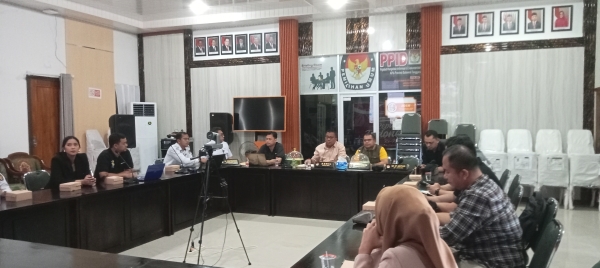 Ketua KPU Sultra, Asril didampingi komisioner KPU saat memimpin rapat pemantapan debat publik ke tiga Cagub dan Cawagub Sultra