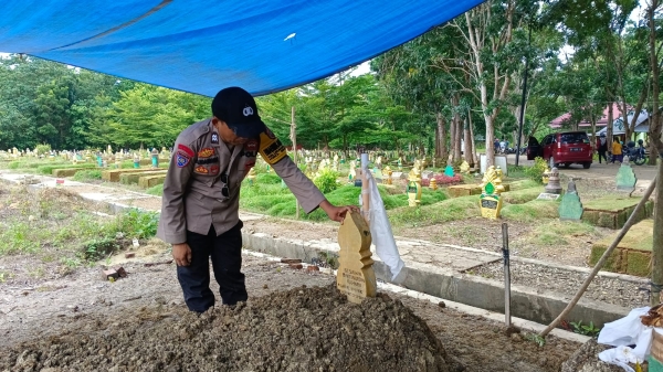 Bhabinkamtibmas Wajo Polres Baubau Aiptu Sudarwin Usai mengikuti pemakaman Pasien yang sempat ditolong Senin (3/3/2025)