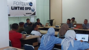 Pj Sekda Baubau La Ode Fasikin saat membuka kegiatan Forum Lintas OPD di Aula BAppeda Jumat (21/3/2025)