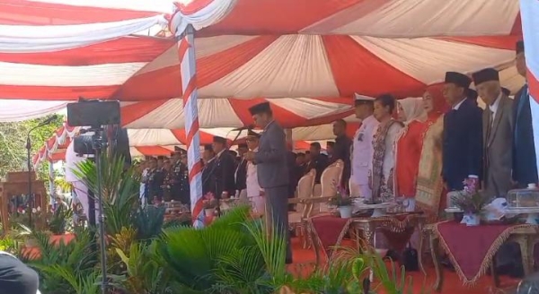 Ketua DPRD Sultra, Abdurahman Shaleh saat membacakan teks Proklamasi pada HUT RI ke-78 di halaman Kantor Gubernur Sultra