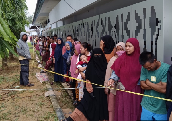 warga saat mengantri dipasar murah yang digelar Dinas Perindag Sultra