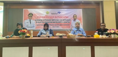 Ketua TP PKK Kota Baubau Wa Ode Nursanti  Monianse saat memberikan materi pada acara Promosi dan kesling  dengan Tema "Kesehatan Reproduksi serta Hak Hak Reproduksi di fasilitas kesehatan dan kelompok kegiatan" di Aula Hotel Galaxi Inn Kota Baubau Kamis (16/3/2023). 