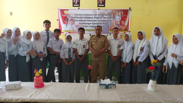 Wali Kota Baubau La Ode Ahmad Monianse bersama para siswa SMAN 3 Baubau usai membuka kegiatan Advokasi Kebijakan dan pendampingan Pelaksanaan Kebijakan, Program dan kegiatan Pencegahan kekerasan Terhadap Anak di SMAN 3 Baubau Selasa (16/5/2023)