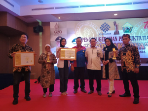 Kadis Naker Kota Baubau, Muh Abduh bersama penerima penghargaan Siddhakarya tingkat propvinsi  dari Kota Baubau. Foto : Hasrin ilmi