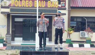 Plh Kapolres Baubau AKBP Suharman Sanusi, S.I.K Memimpin Apel Perdana di Halaman Mapolres Baubau Senin (7/11) 