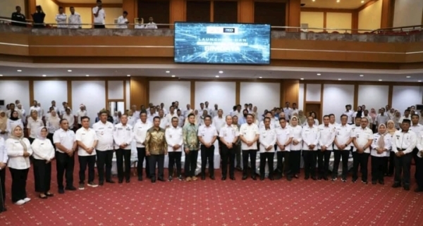 Gubernur Sultra, Andi Sumangerukka foto bersama peserta soalisasi SIMDATA