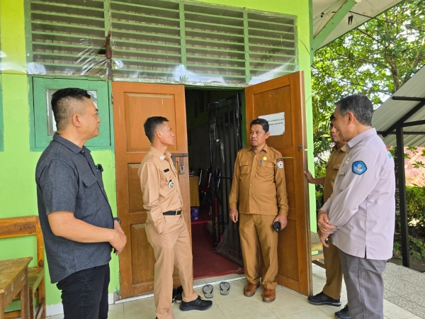 Plt Kadis Dikbud Sultra, Prof Aris Badara saat mengunjungi salah satu SMA di Kota Kendari