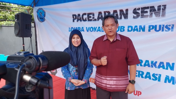 Kepala BNN Provinsi Sultra Brigjend Pol Drs. Isnaeni Ujiarto, M.Si dan Ketua Panitia Lomba Mindrayatin, SKM, M.Kes Usai Penyerahan Hadiah Pemenang Lomba di Halaman Kantor BNN Provinsi Sultra Kamis (25/5/2023)
