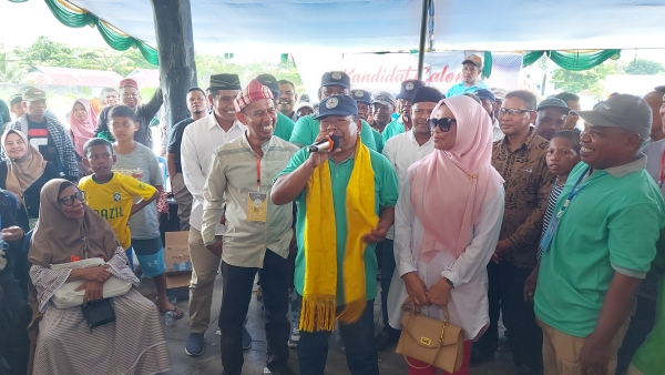 H Mas'ud Buani Menyampaikan Orasi Kemenangan Setelah Terpilih Sebagai Ketua Himpunan Kerukunan keluarga Wadiabero - Haiya Kota Baubau Periode 2023 - 2028 di Lapangan Lembah Hijau Baubau Minggu (15/1/2023) Foto : Bardin