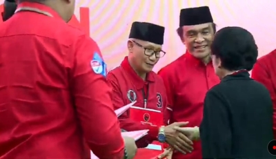 Ketua Umum DPP PDIP, Megawati Soekarno Putri saat menyerahkan rekomendasi PDIP kepada Lukman Abunawas dan La Ode Ida sebagai pasangan calon untuk maju bertarung di Pilgub Sultra. Foto: ISt