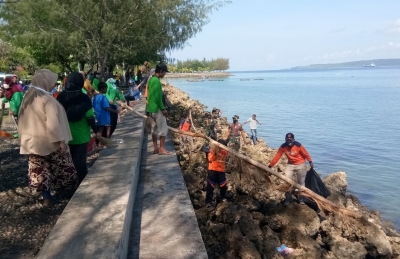 Dinas Lingkungan Hidup Kota Baubau terus melakukan aksi bersih bersih sampah. Khususnya di momen HUT Kota Baubau 2023