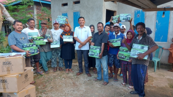 Anggota DPRD Sultra, Fajar ishak Daeng Jaya bersama warga Kalia-lia dan kantalai Kota Baubau usai menerima bantuan