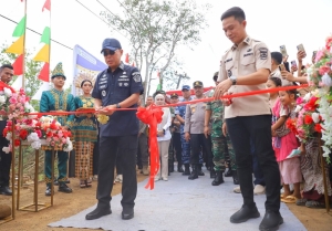 Gubernur Sultra, Andi Sumangerukka saat meresmikan Jembatan Bailay di Konut