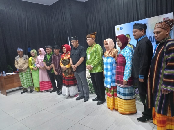 Pj Wali Kota Baubau bersama Dewan Juri dan para pemenang Lomba baca Kabanti 