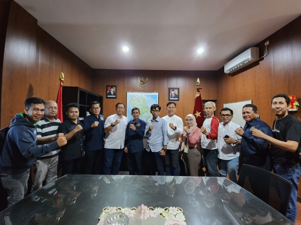 Kabinda Sultra, Kolonel Inf Saripuddin bersama rombongan PWI Sultra yangdipmpin langsung Ketua Sarjono dan Sekretaris Mahdar Tayong